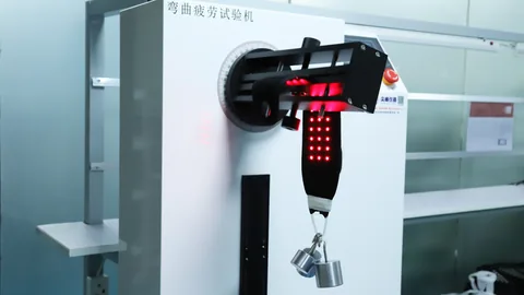 Componente luminoso flexible sujeto en un equipo de ensayo de flexión