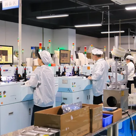 Operadores que trabajan con equipos de producción de componentes LED