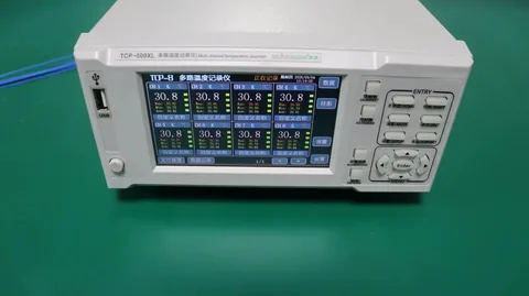 Display y conexiones en un instrumento de temperatura multicanal.