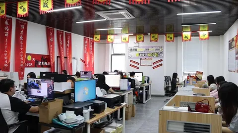 Escritorios y personal en el área de trabajo de la oficina.